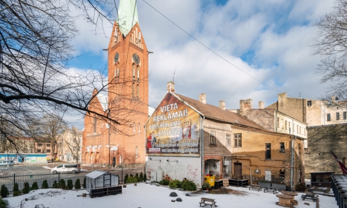 Объявление. Продаётся многоквартирный деревянный дом на улице Бривибас.  В здании находятся: Магазин 1 - 100,2 Цена: 140000 EUR Foto #4