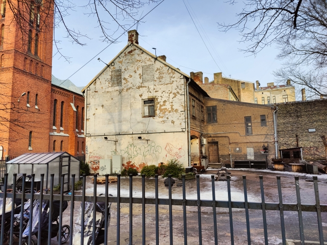 Объявление. Продаётся многоквартирный деревянный дом на улице Бривибас.  В здании находятся: Магазин 1 - 100,2 Цена: 140000 EUR Foto #3