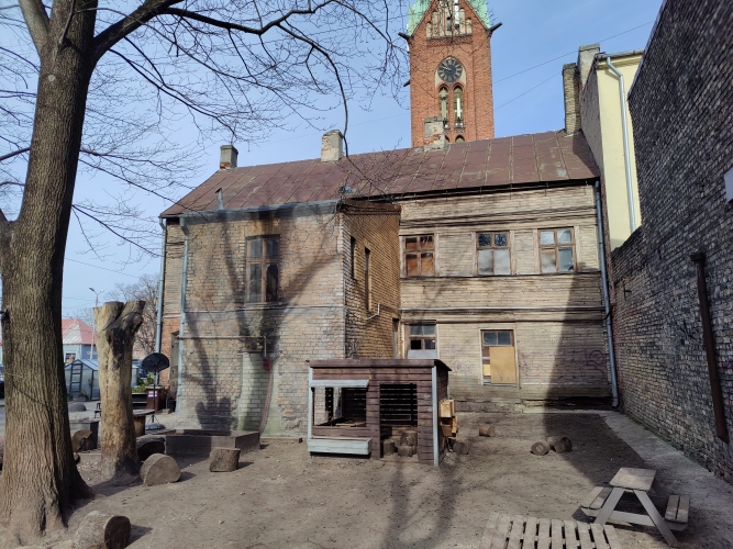 Объявление. Продаётся многоквартирный деревянный дом на улице Бривибас.  В здании находятся: Магазин 1 - 100,2 Цена: 140000 EUR Foto #5