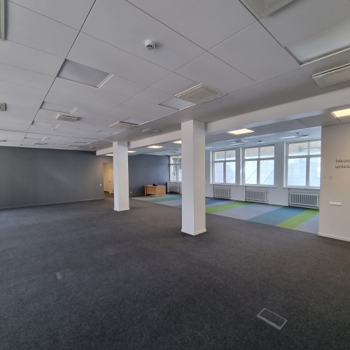 Sludinājumi. Gaišs birojs ar vienreizēju skatu uz Vecrīgas arhitektūru un Brīvības pieminekli.   Lieliska Cena: 6072 EUR/mēn Foto #3