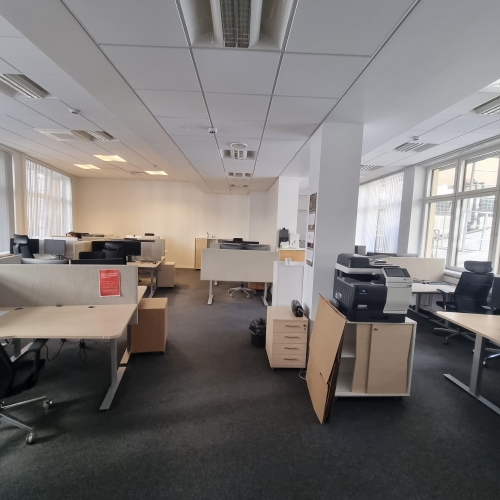 Sludinājumi. Gaišs birojs ar vienreizēju skatu uz Vecrīgas arhitektūru un Brīvības pieminekli.   Lieliska Cena: 6072 EUR/mēn Foto #8