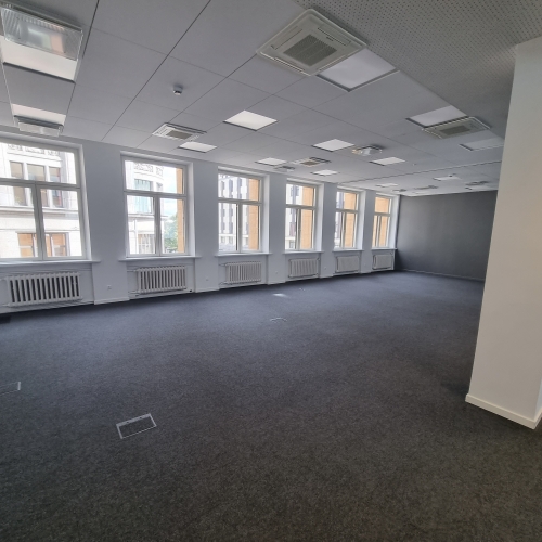 Sludinājumi. Gaišs birojs ar vienreizēju skatu uz Vecrīgas arhitektūru un Brīvības pieminekli.   Lieliska Cena: 6072 EUR/mēn Foto #9