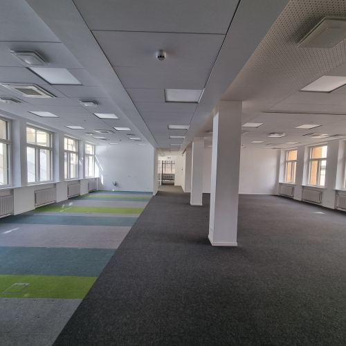 Sludinājumi. Gaišs birojs ar vienreizēju skatu uz Vecrīgas arhitektūru un Brīvības pieminekli.   Lieliska Cena: 6072 EUR/mēn Foto #2