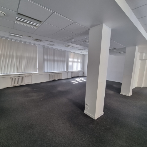 Sludinājumi. Gaišs birojs ar vienreizēju skatu uz Vecrīgas arhitektūru un Brīvības pieminekli.   Lieliska Cena: 6072 EUR/mēn Foto #7