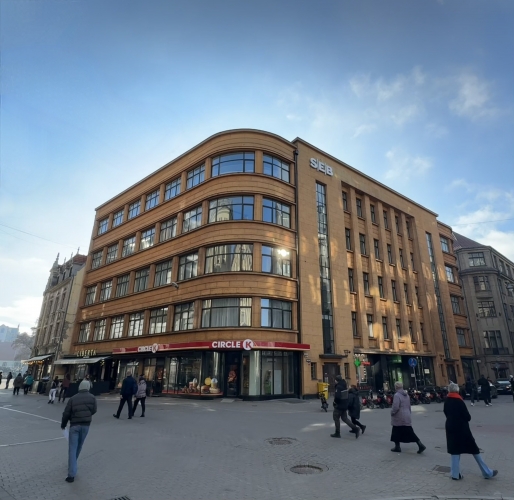 Sludinājumi. Gaišs birojs ar vienreizēju skatu uz Vecrīgas arhitektūru un Brīvības pieminekli.   Lieliska Cena: 6072 EUR/mēn Foto #4