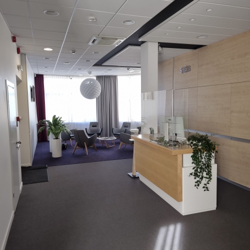 Sludinājumi. Gaišs birojs ar vienreizēju skatu uz Vecrīgas arhitektūru un Brīvības pieminekli.   Lieliska Cena: 2448 EUR/mēn Foto #1