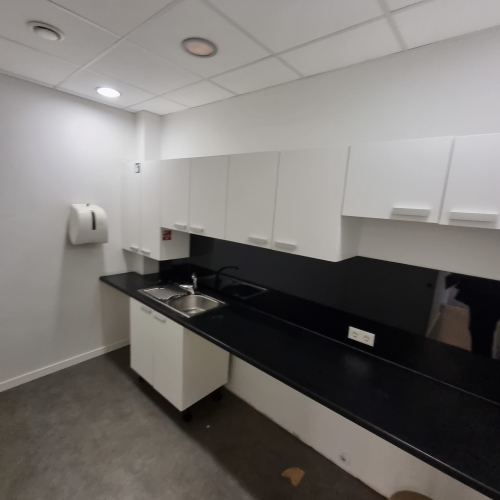 Sludinājumi. Gaišs birojs ar vienreizēju skatu uz Vecrīgas arhitektūru un Brīvības pieminekli.   Lieliska Cena: 2448 EUR/mēn Foto #5