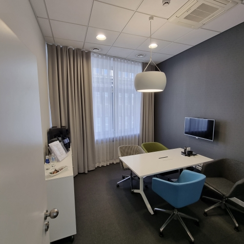 Sludinājumi. Gaišs birojs ar vienreizēju skatu uz Vecrīgas arhitektūru un Brīvības pieminekli.   Lieliska Cena: 2448 EUR/mēn Foto #4