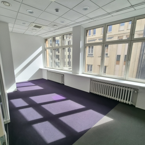 Sludinājumi. Gaišs birojs ar vienreizēju skatu uz Vecrīgas arhitektūru un Brīvības pieminekli.   Lieliska Cena: 2448 EUR/mēn Foto #6