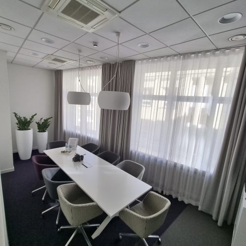 Sludinājumi. Gaišs birojs ar vienreizēju skatu uz Vecrīgas arhitektūru un Brīvības pieminekli.   Lieliska Cena: 2448 EUR/mēn Foto #3