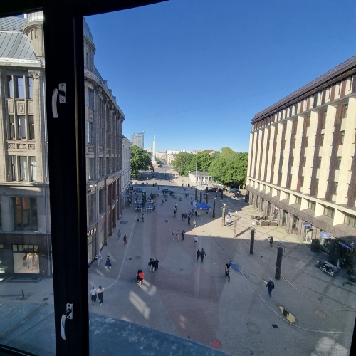 Sludinājumi. Gaišs birojs ar vienreizēju skatu uz Vecrīgas arhitektūru un Brīvības pieminekli.   Lieliska Cena: 2448 EUR/mēn Foto #8