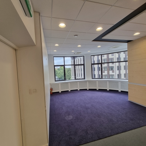 Sludinājumi. Gaišs birojs ar vienreizēju skatu uz Vecrīgas arhitektūru un Brīvības pieminekli.   Lieliska Cena: 2448 EUR/mēn Foto #7