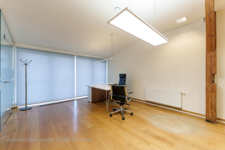 Sludinājumi. Mansarda tipa telpas Klusajā centrā!  Lieliska atrašanās vieta, pastaigas attālumā  pasakainās Cena: 2780 EUR/mēn Foto #5