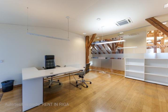 Sludinājumi. Mansarda tipa telpas Klusajā centrā!  Lieliska atrašanās vieta, pastaigas attālumā  pasakainās Cena: 2780 EUR/mēn Foto #3