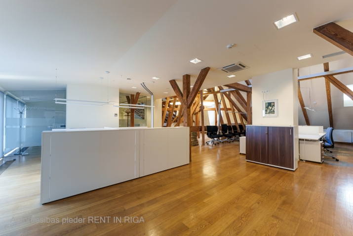 Sludinājumi. Mansarda tipa telpas Klusajā centrā!  Lieliska atrašanās vieta, pastaigas attālumā  pasakainās Cena: 2780 EUR/mēn Foto #4