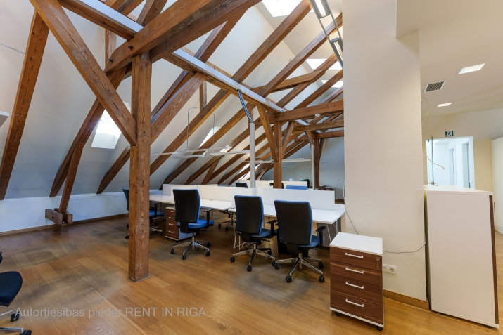 Sludinājumi. Mansarda tipa telpas Klusajā centrā!  Lieliska atrašanās vieta, pastaigas attālumā  pasakainās Cena: 2780 EUR/mēn Foto #2