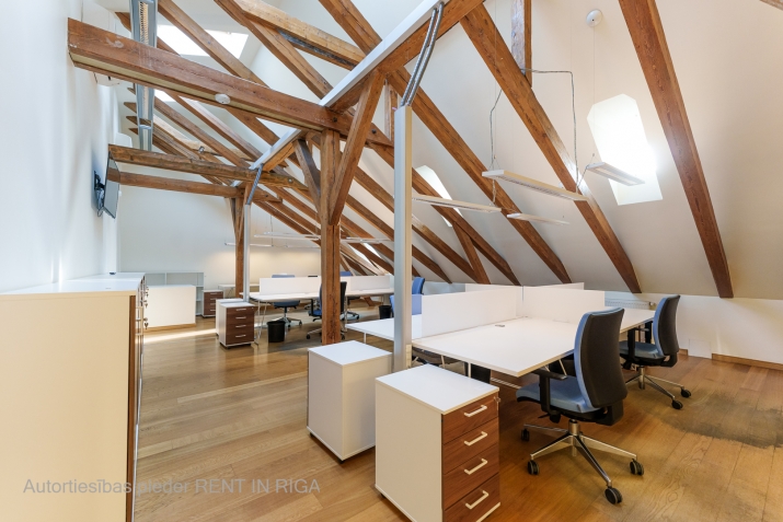 Sludinājumi. Mansarda tipa telpas Klusajā centrā!  Lieliska atrašanās vieta, pastaigas attālumā  pasakainās Cena: 2780 EUR/mēn Foto #1