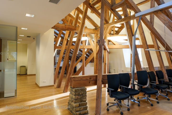 Sludinājumi. Mansarda tipa telpas Klusajā centrā!  Lieliska atrašanās vieta, pastaigas attālumā  pasakainās Cena: 2780 EUR/mēn Foto #6