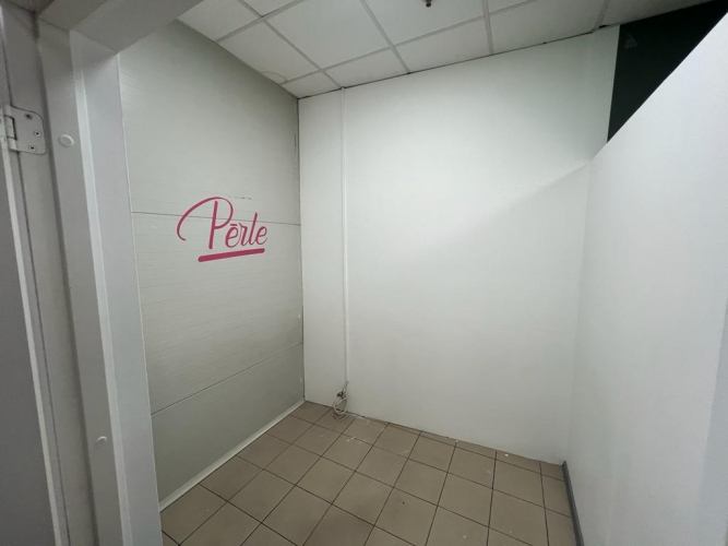 Sludinājumi. Iznomā telpas T/C IXO Zolitūdē.   + 2.stāvs; + Ir ūdens pieslēgums; + Pie ēkas bezmaksas Cena: 285 EUR/mēn Foto #5