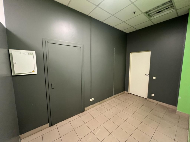 Sludinājumi. Iznomā telpas T/C IXO Zolitūdē.   + 2.stāvs; + Ir ūdens pieslēgums; + Pie ēkas bezmaksas Cena: 285 EUR/mēn Foto #6