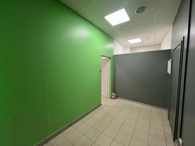 Sludinājumi. Iznomā telpas T/C IXO Zolitūdē.   + 2.stāvs; + Ir ūdens pieslēgums; + Pie ēkas bezmaksas Cena: 285 EUR/mēn Foto #7