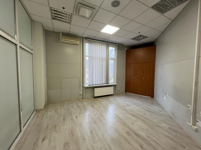 Sludinājumi. Iznomā telpas Zolitūdē, t/c \'IXO\'.  + 2. stāvs. + Pie ēkas bezmaksas autostāvvieta; + Pieejams Cena: 750 EUR/mēn Foto #7