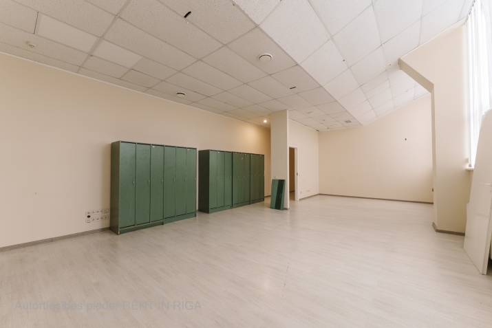 Sludinājumi. Iznomā telpas Ķengaragā  + 2. stāvs; + Platība sastāv no atvērta telpas; + Rampas; + Kravas lifts. Cena: 1000 EUR/mēn Foto #4