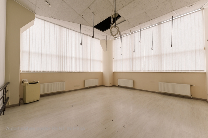 Sludinājumi. Iznomā telpas Ķengaragā  + 2. stāvs; + Platība sastāv no atvērta telpas; + Rampas; + Kravas lifts. Cena: 1000 EUR/mēn Foto #1