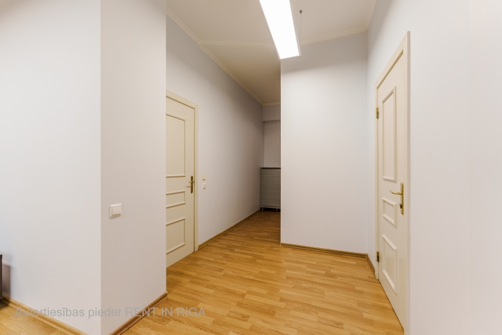 Объявление. Предлагаем в аренду офис, который объединён с квартирой в центре города. Помещение можно Цена: 850 EUR/мес. Foto #8