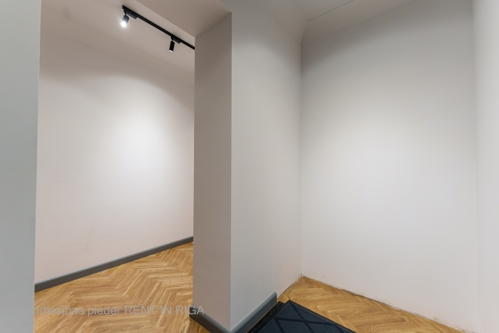 Sludinājumi. Tiek pārdots kvalitatīvi renovēts 4 istabu dzīvoklis Skolas ielā, klusā pagalma ēkā. 3 izolētas Cena: 320000 EUR Foto #8