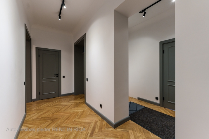 Sludinājumi. Tiek pārdots kvalitatīvi renovēts 4 istabu dzīvoklis Skolas ielā, klusā pagalma ēkā. 3 izolētas Cena: 320000 EUR Foto #9