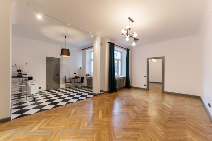 Sludinājumi. Tiek pārdots kvalitatīvi renovēts 4 istabu dzīvoklis Skolas ielā, klusā pagalma ēkā. 3 izolētas Cena: 320000 EUR Foto #3