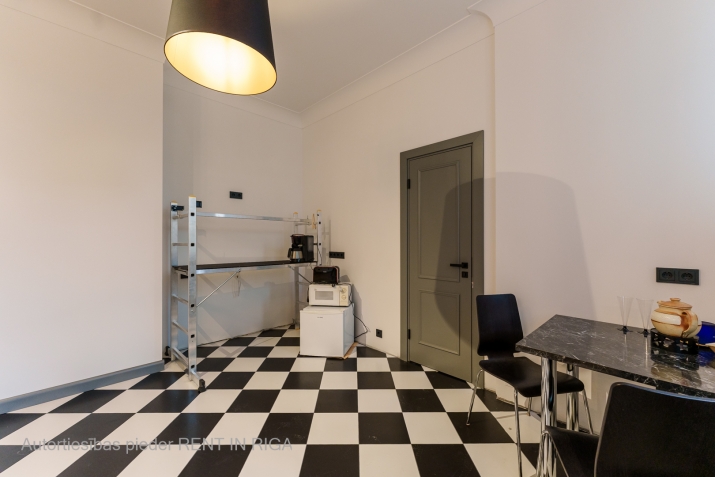 Sludinājumi. Tiek pārdots kvalitatīvi renovēts 4 istabu dzīvoklis Skolas ielā, klusā pagalma ēkā. 3 izolētas Cena: 320000 EUR Foto #6