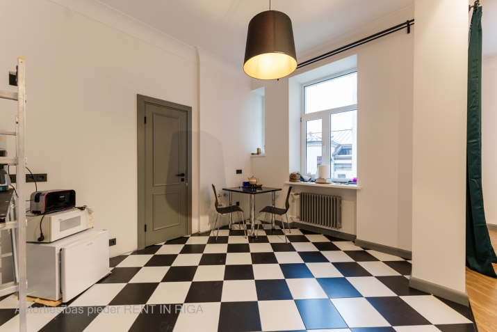 Sludinājumi. Tiek pārdots kvalitatīvi renovēts 4 istabu dzīvoklis Skolas ielā, klusā pagalma ēkā. 3 izolētas Cena: 320000 EUR Foto #7