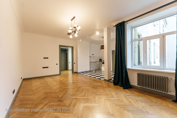 Sludinājumi. Tiek pārdots kvalitatīvi renovēts 4 istabu dzīvoklis Skolas ielā, klusā pagalma ēkā. 3 izolētas Cena: 320000 EUR Foto #4