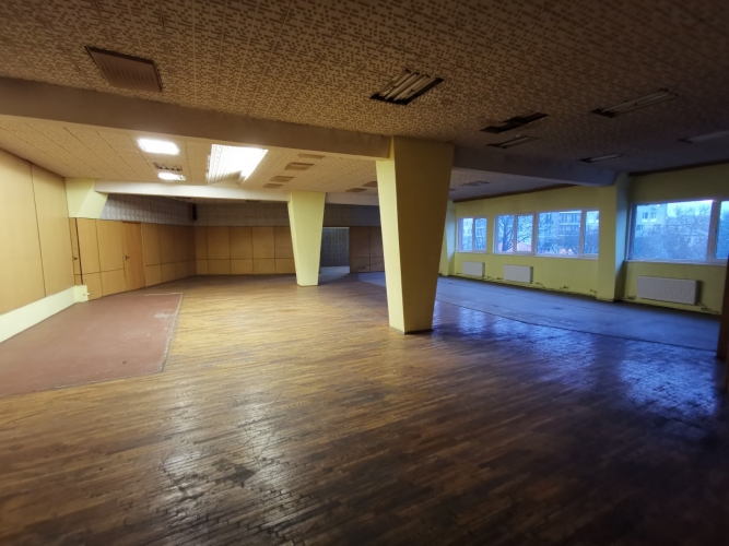 Sludinājumi. Iznomā bijušo aktu zāli industriālajā parkā.  Zāle atrodas 2.stāvā. Telpas sastāv no lielās zāles Cena: 511 EUR/mēn Foto #1