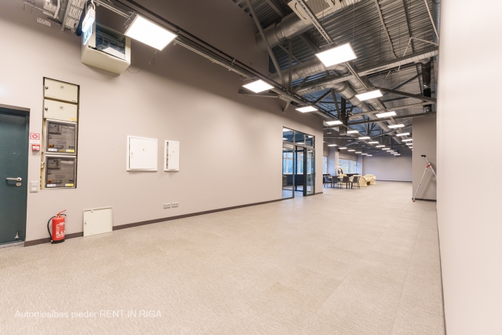 Sludinājumi. Izīrē biroju Krasta ielā. Pilnībā renovēta ēka.  Telpas var aprīkot atbilstoši nomnieka vajadzībām. Cena: 6460 EUR/mēn Foto #4