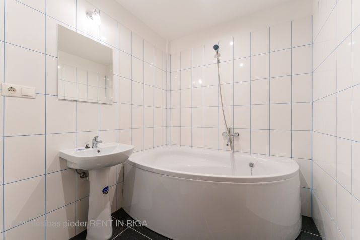 Sludinājumi. Īrei pieejams studio tipa dzīvoklis jaunajā projektā.    Dzīvoklis ir aprīkots ar visu Cena: 350 EUR/mēn Foto #5