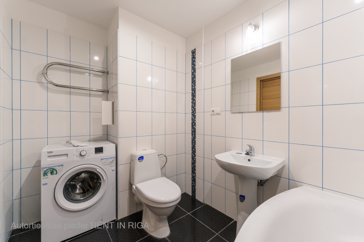 Sludinājumi. Īrei pieejams studio tipa dzīvoklis jaunajā projektā.    Dzīvoklis ir aprīkots ar visu Cena: 350 EUR/mēn Foto #6