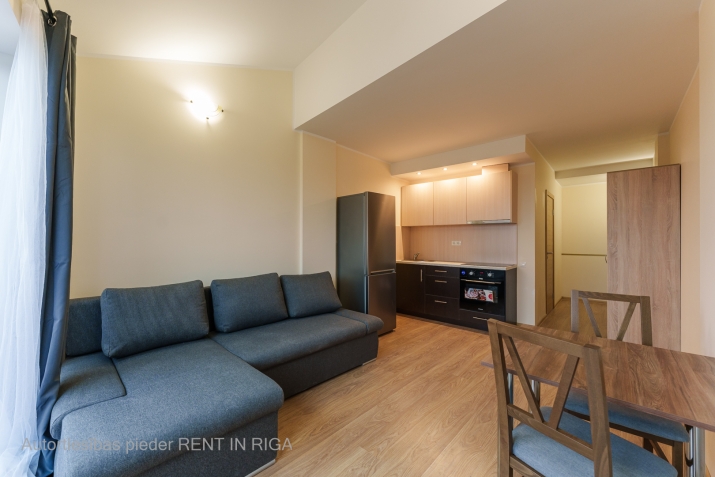 Sludinājumi. Īrei pieejams studio tipa dzīvoklis jaunajā projektā.    Dzīvoklis ir aprīkots ar visu Cena: 350 EUR/mēn Foto #3