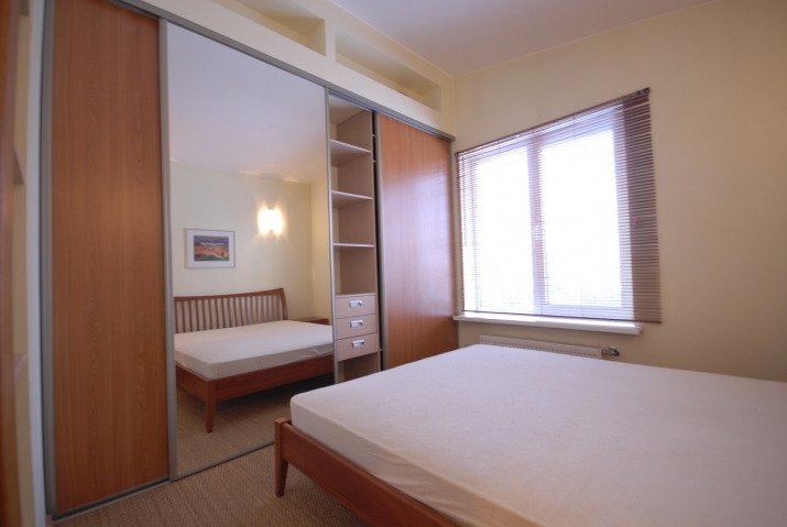 Sludinājumi. Ilgtermiņā izīrē penthouse dzīvokli ar 2 izolētām istabām netālu no klusā centra un vēstniecību Cena: 600 EUR/mēn Foto #4