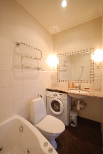 Sludinājumi. Ilgtermiņā izīrē penthouse dzīvokli ar 2 izolētām istabām netālu no klusā centra un vēstniecību Cena: 600 EUR/mēn Foto #9