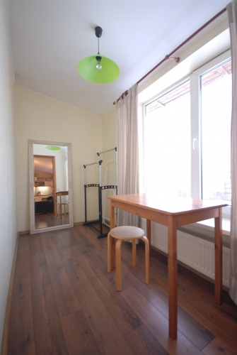 Sludinājumi. Ilgtermiņā izīrē penthouse dzīvokli ar 2 izolētām istabām netālu no klusā centra un vēstniecību Cena: 600 EUR/mēn Foto #7