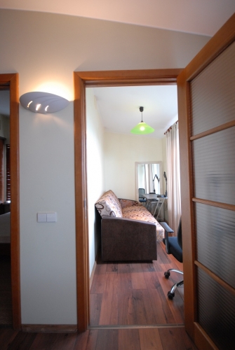 Sludinājumi. Ilgtermiņā izīrē penthouse dzīvokli ar 2 izolētām istabām netālu no klusā centra un vēstniecību Cena: 600 EUR/mēn Foto #5