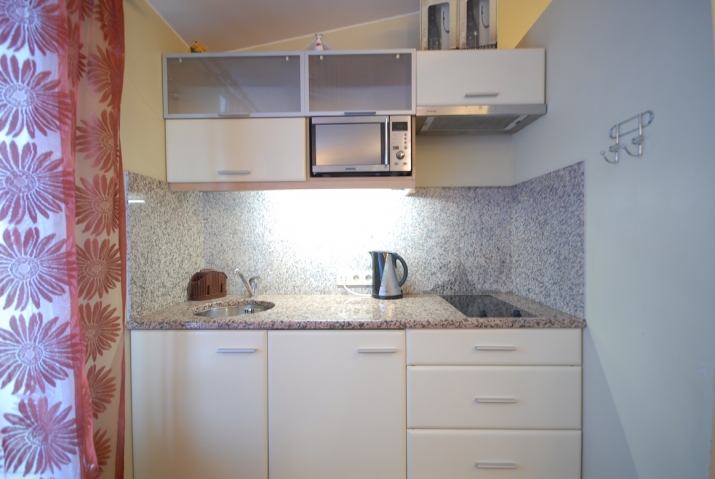 Sludinājumi. Ilgtermiņā izīrē penthouse dzīvokli ar 2 izolētām istabām netālu no klusā centra un vēstniecību Cena: 600 EUR/mēn Foto #3