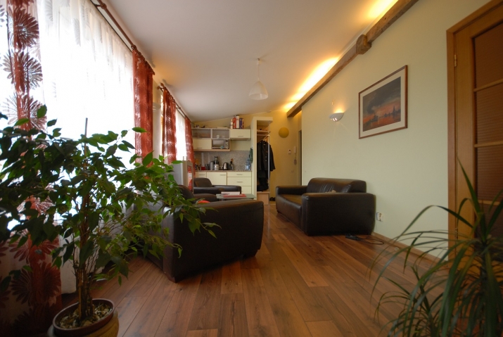 Sludinājumi. Ilgtermiņā izīrē penthouse dzīvokli ar 2 izolētām istabām netālu no klusā centra un vēstniecību Cena: 600 EUR/mēn Foto #2