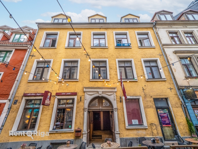 Sludinājumi. Namīpašums Vecrīgā.  Pirmajā stāvā atrodas tirdzniecības telpas (Late Night Munchies ēstuve), Cena: 700000 EUR Foto #1