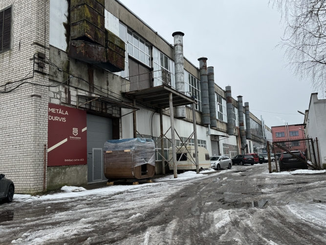 Sludinājumi. Iznomā telpas ražotnei/noliktavai.  Betona grīga, 1. stāvs.  Vārti zemes līmenī. Griestu augstums Cena: 2283 EUR/mēn Foto #3