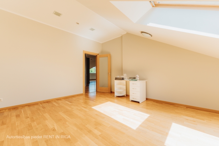 Объявление. Просторная, светлая квартира с большой террасой для аренды в тихом центре Риги.  Квартира с Цена: 1689 EUR/мес. Foto #3
