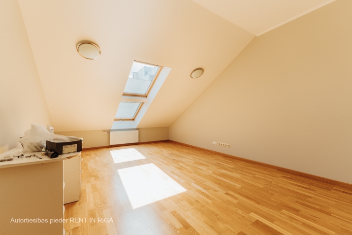 Объявление. Просторная, светлая квартира с большой террасой для аренды в тихом центре Риги.  Квартира с Цена: 1689 EUR/мес. Foto #4